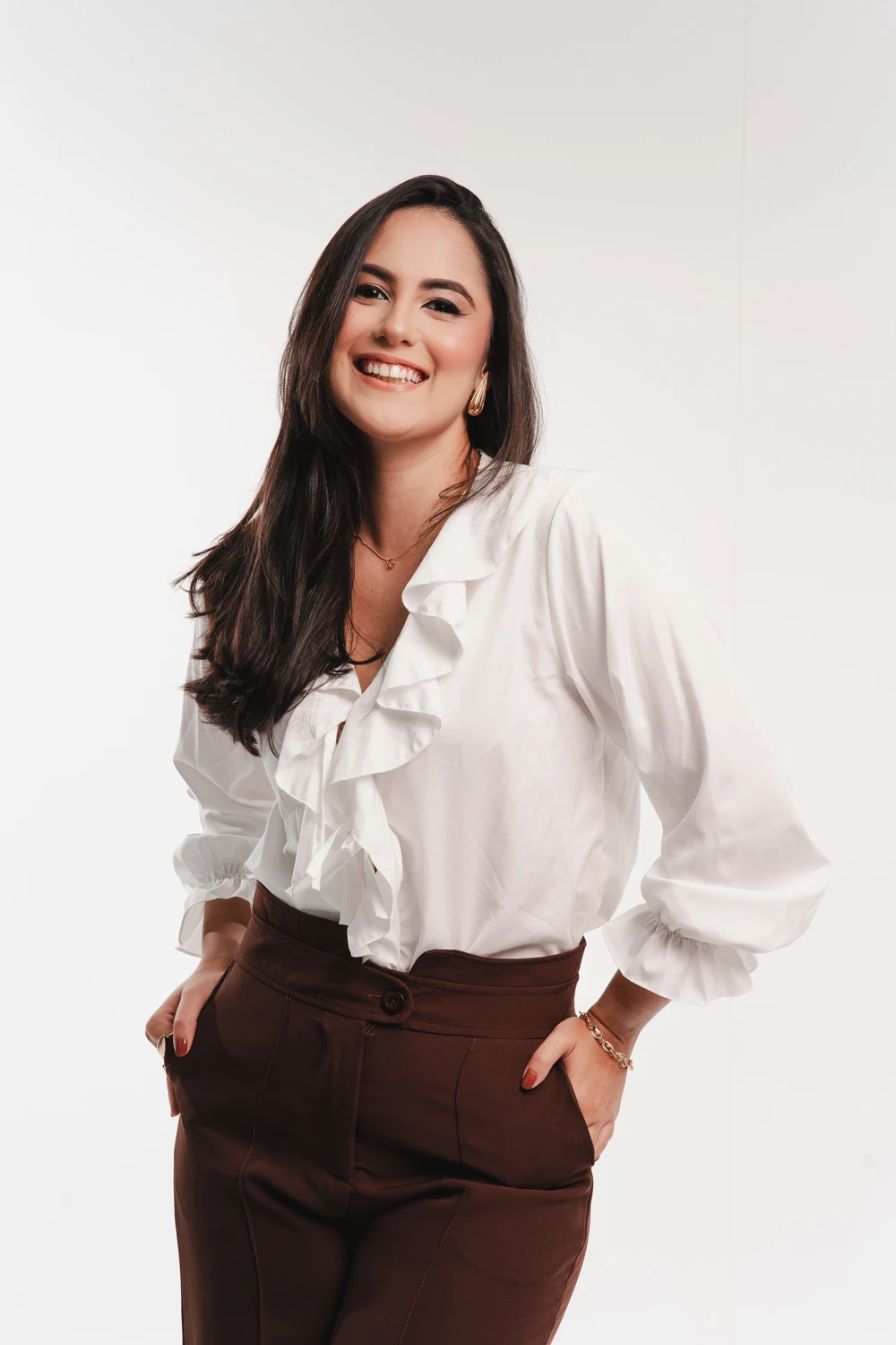 Ana Luiza sorrindo em retrato de estúdio